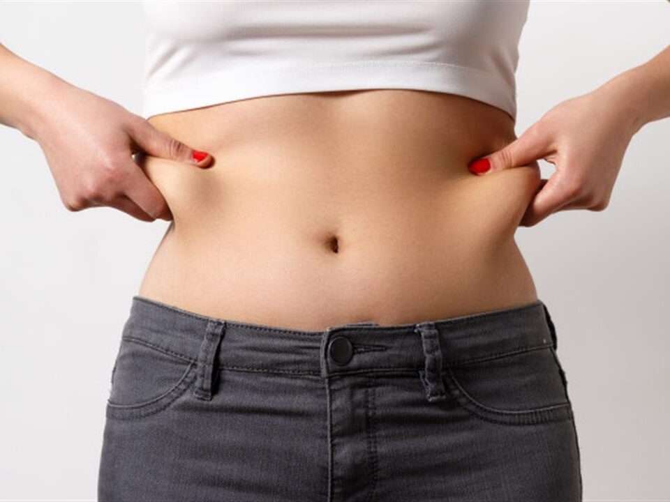 Une mini-abdominoplastie permet-elle d’éliminer la graisse ?